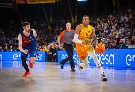 Joe Thomasson (d), defendido por Darío Brizuela, del Barça.