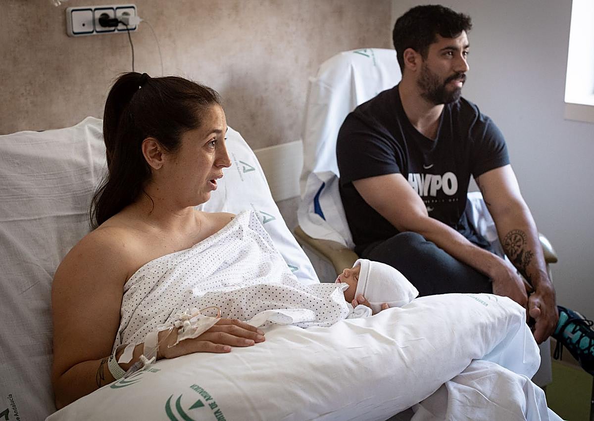 Imagen secundaria 1 - María Victoria, con el pequeño Enzo en brazos, junto a su pareja, Jonathan Ruiz, y su ginecóloga, Mercedes Valverde.