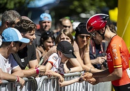 Carlos Rodríguez firma un autógrafo.