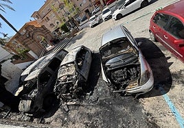 Coches calcinados en Cenes de la Vega