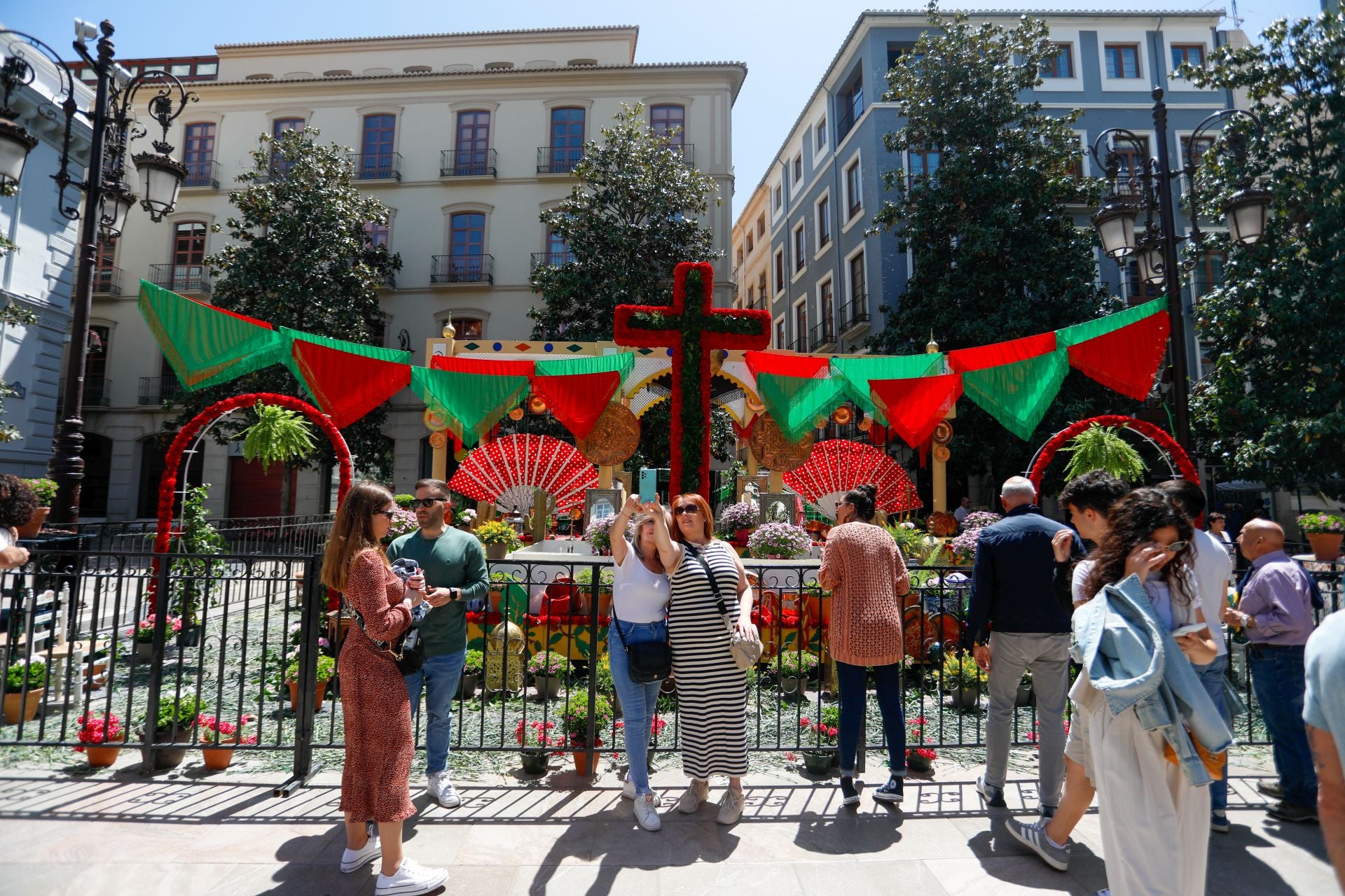 Los preparativos de las Cruces de Mayo en Granada, en imágenes