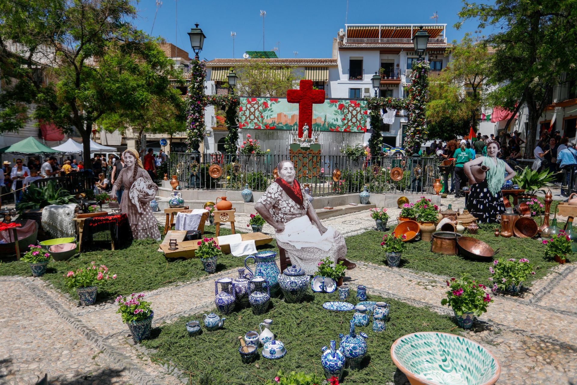 Los preparativos de las Cruces de Mayo en Granada, en imágenes