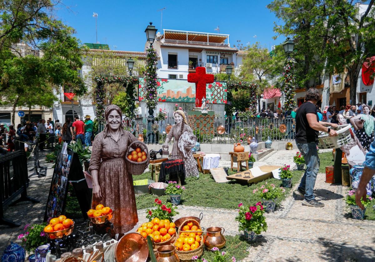 Los preparativos de las Cruces de Mayo en Granada, en imágenes | Ideal