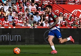 Tsitaishvili encara con el balón.