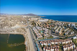Vista aérea de las urbanizaciones de Vera junto a la playa.