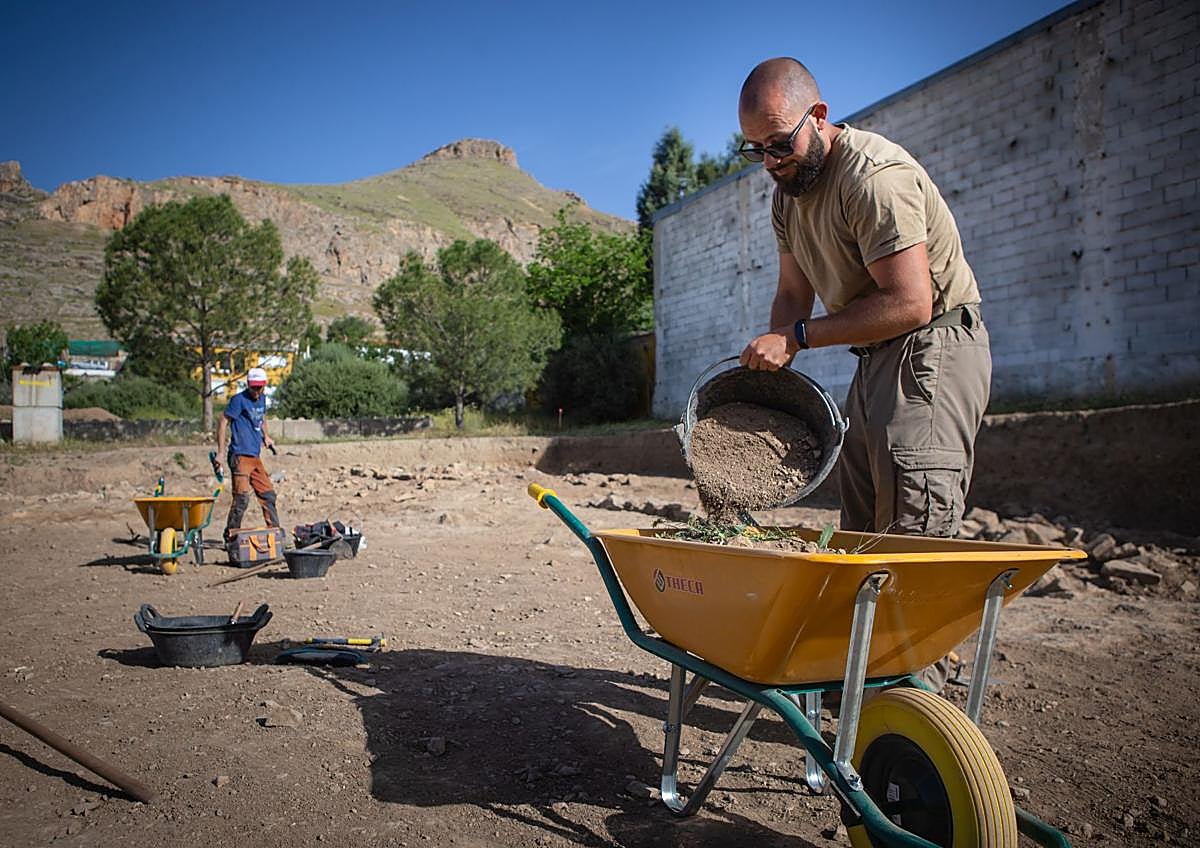 Imagen secundaria 1 - Trabajando en el yacimiento. 
