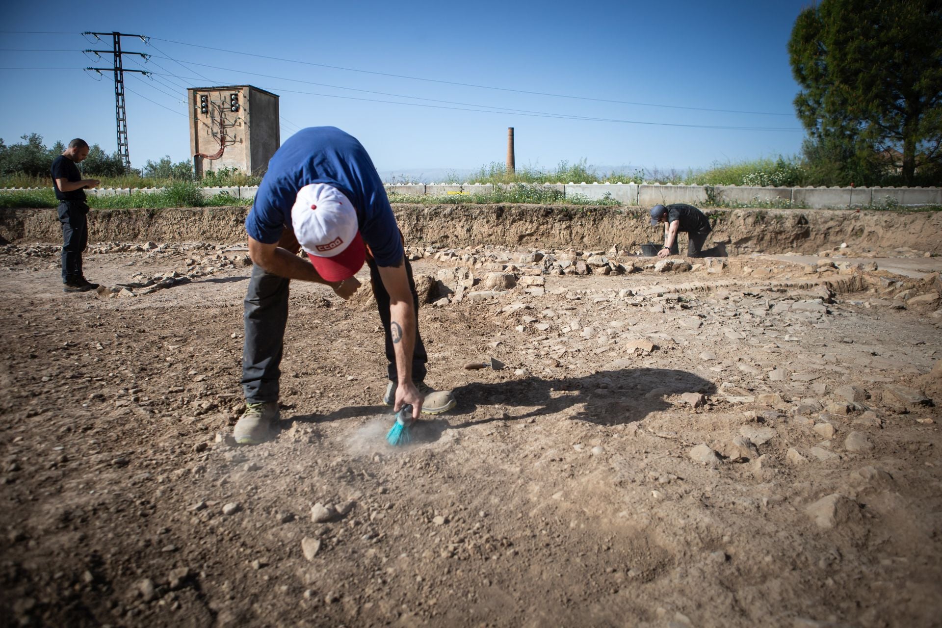 Imagen secundaria 2 - Trabajando en el yacimiento. 
