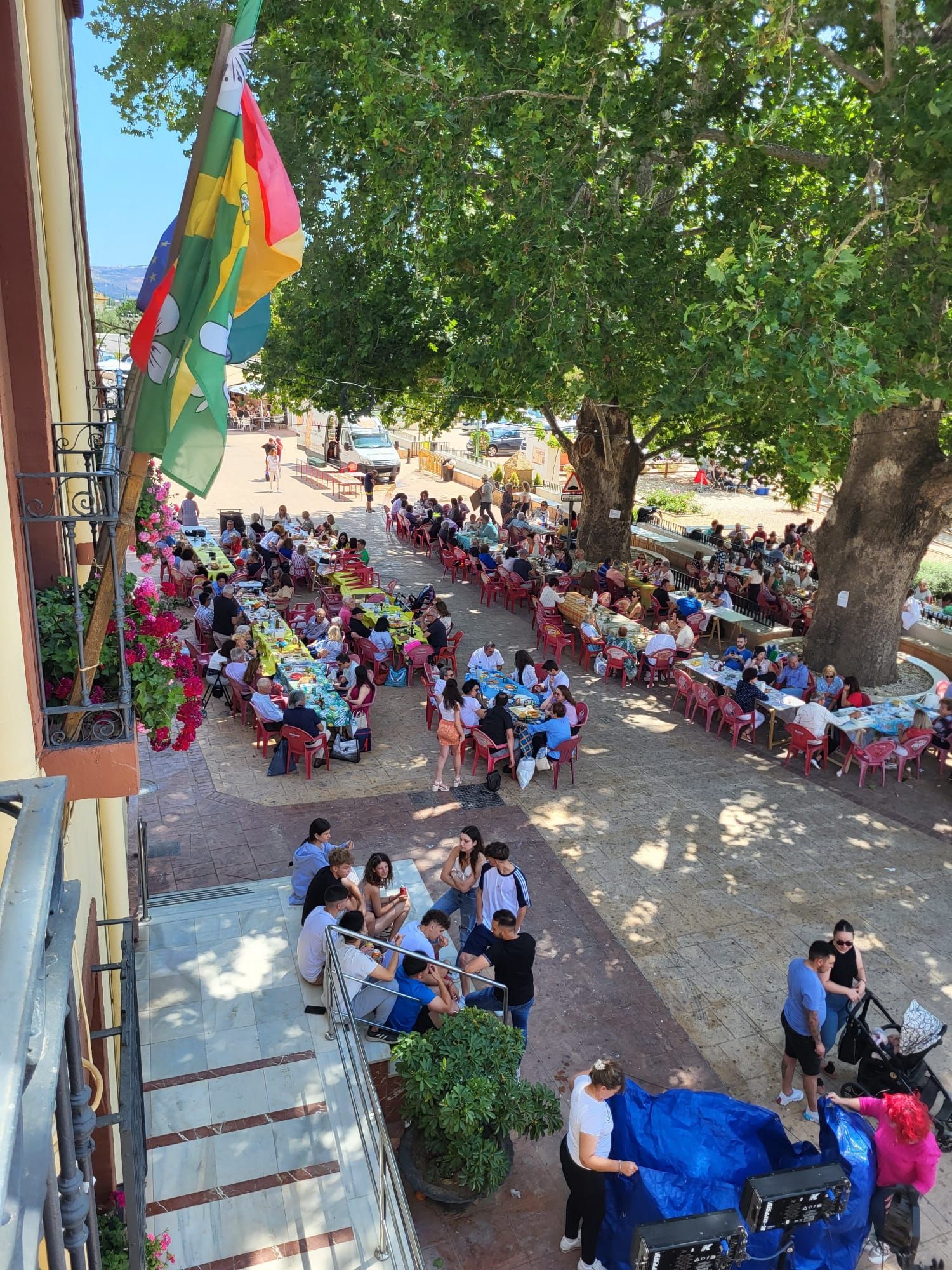 Santa cruz de marchena: garbanzos, vino y paella popular para la fiesta de la santa cruz | ideal