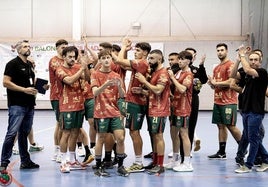 Los jugadores del Ciudad de Granada agradecen el apoyo de su afición.