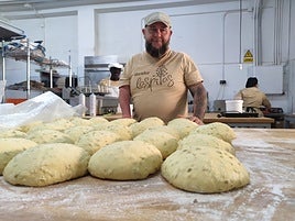 Carlos Salinas muestra una 'hornada' de pan artesanal recién amasado.