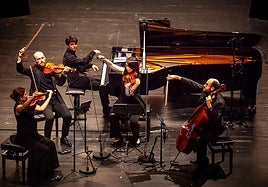 Elia Cecino, de Italia, con el Cuarteto Cosmos Quartet.