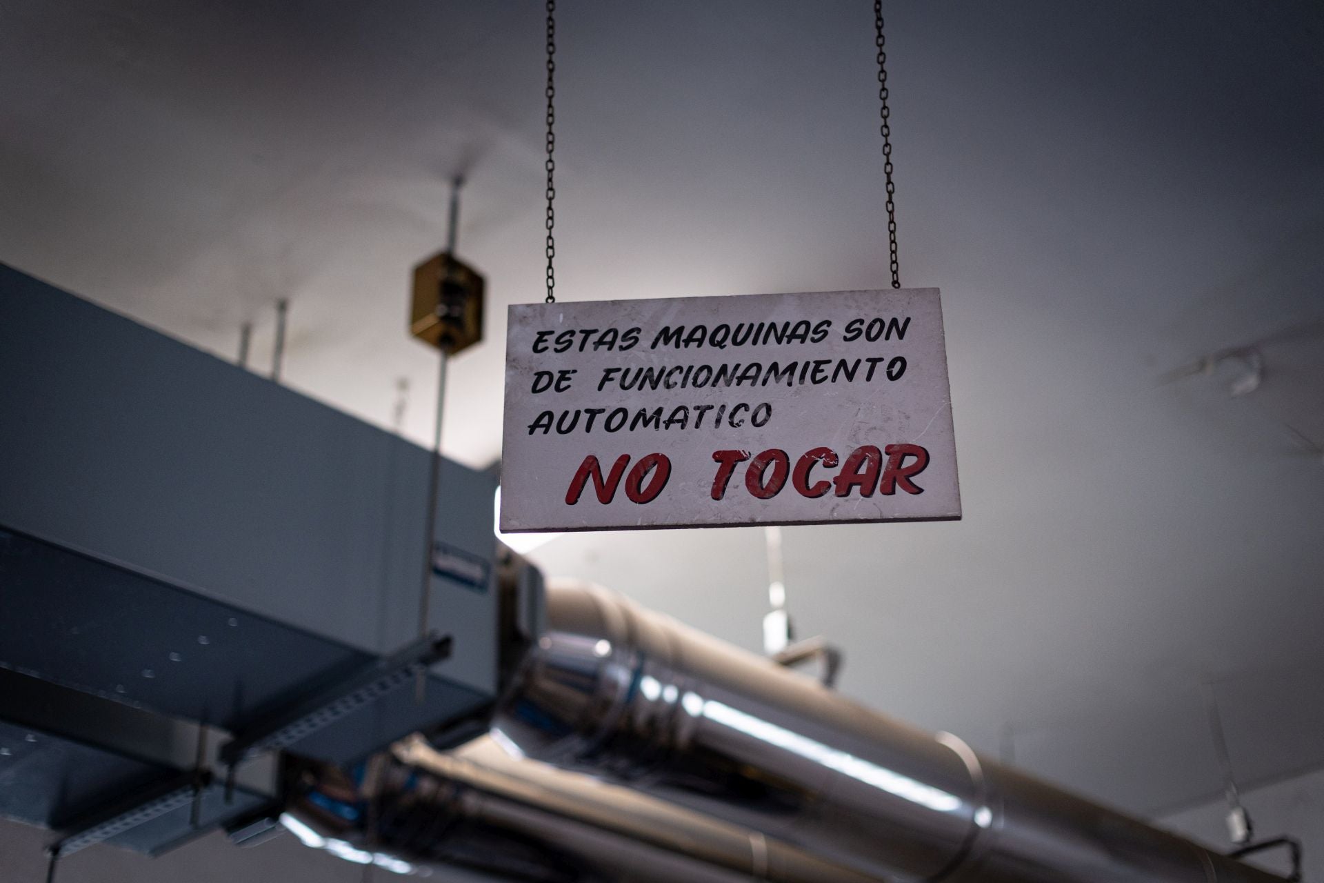 Imagen secundaria 2 - Los responsables de mantenimiento del Virgen de las Nieves revisan los dos grupos electrógenos del complejo general y el Materno.