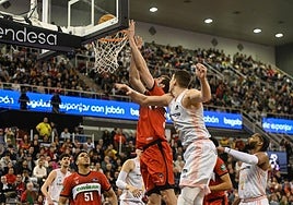 Rubén Guerrero encesta en el poste bajo ante el Lleida.