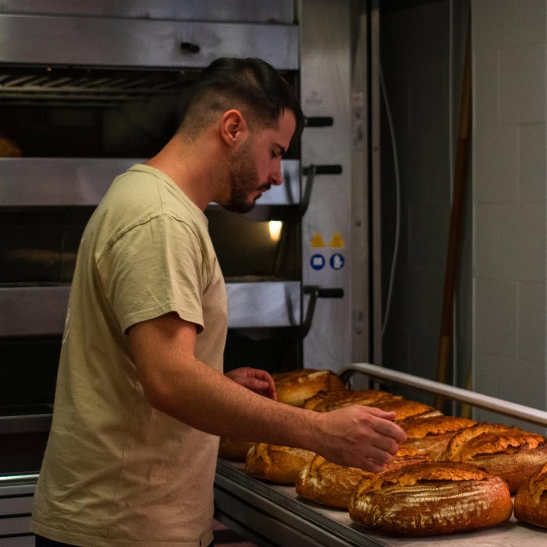 Imagen principal - Olor a pan artesanal recién hecho en Almería