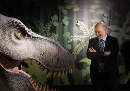 Alfonso Peres, durante la presentación, junto al 'Tyrannosaurus rex'.