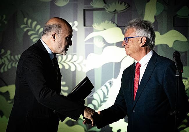 Traspaso de poderes entre Alfonso Peres y Luis Alcalá.