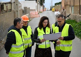 La alcaldesa, María del Mar Vázquez Agüero, revisa la zona en la que se ubicarán las luminarias.