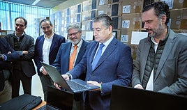 El consejero de Presidencia, Antonio Sanz, visiona en un portátil los nuevos servicios digitales de la Junta.