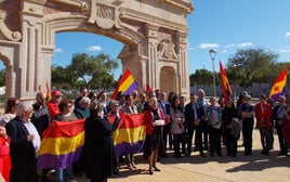 Manifestación frente a la puerta del Ingenio.