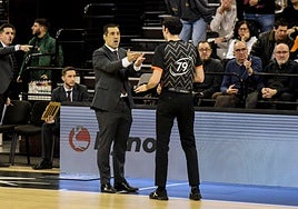 Pablo Pin discute con un árbitro.