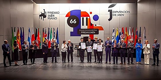 Los premiados con el jurado, autoridades y patrocinadores.