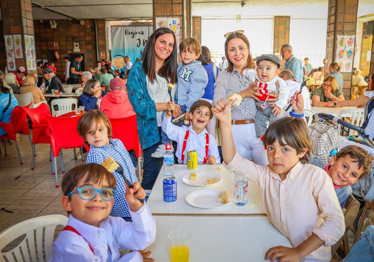 Los mosqueteros de la tortilla del Día de la Cruz | Ideal