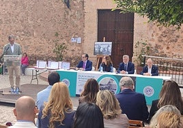 El periodista David Baños, presentador del acto en Enix.