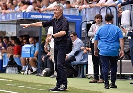 Fran Escribá reordena a su equipo en La Rosaleda.