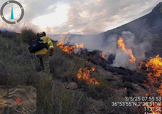 Incendio forestal en Huércal de Almería