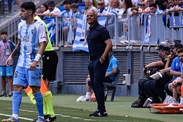 El entrenador del Málaga, Sergio Pellicer, aprieta los dientes en La Rosaleda.