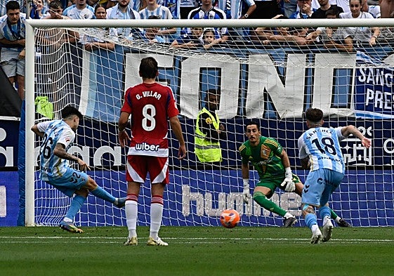 El malaguista Cordero anota el tanto de la victoria ante el Granada.