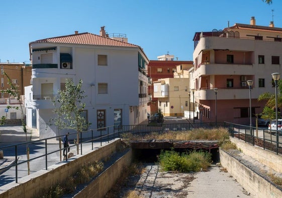 La rambla Vizcarra de Calahonda circula abierta por la zona urbana del pueblo.