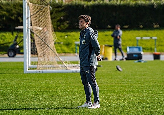 Rubi, atento al entrenamiento de la plantilla indálica.