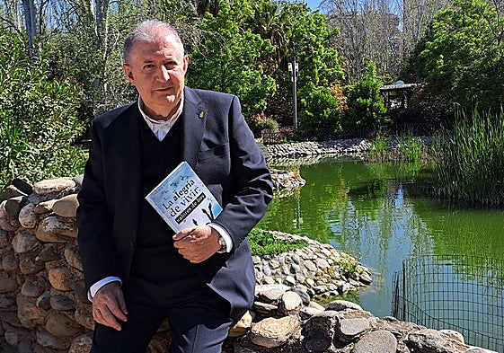 Enrique Gervilla posa con un ejemplar de 'La alegría de vivir. Valores de hoy'