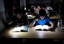 Alumnos del instituto EFA El Soto durante el apagón del pasado lunes