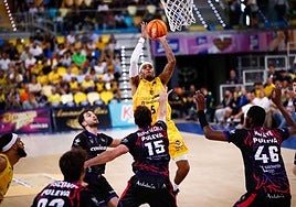 Homesley lanza ante la defensa del Covirán.