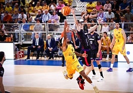 Esfuerzo defensivo de Agustín Ubal para taponar a Albicy