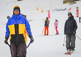 Esquiadores en Sierra Nevada este domingo, último día de la temporada.
