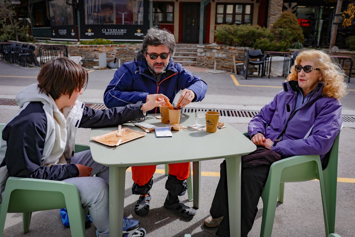 El último día de la temporada en Sierra Nevada, en imágenes
