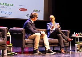 El periodista David Baños entrevista a Ramón Gil, director de la finca 'Las Palmerillas'.