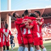 Los futbolistas del Almería celebran uno de sus cinco goles al Eldense.