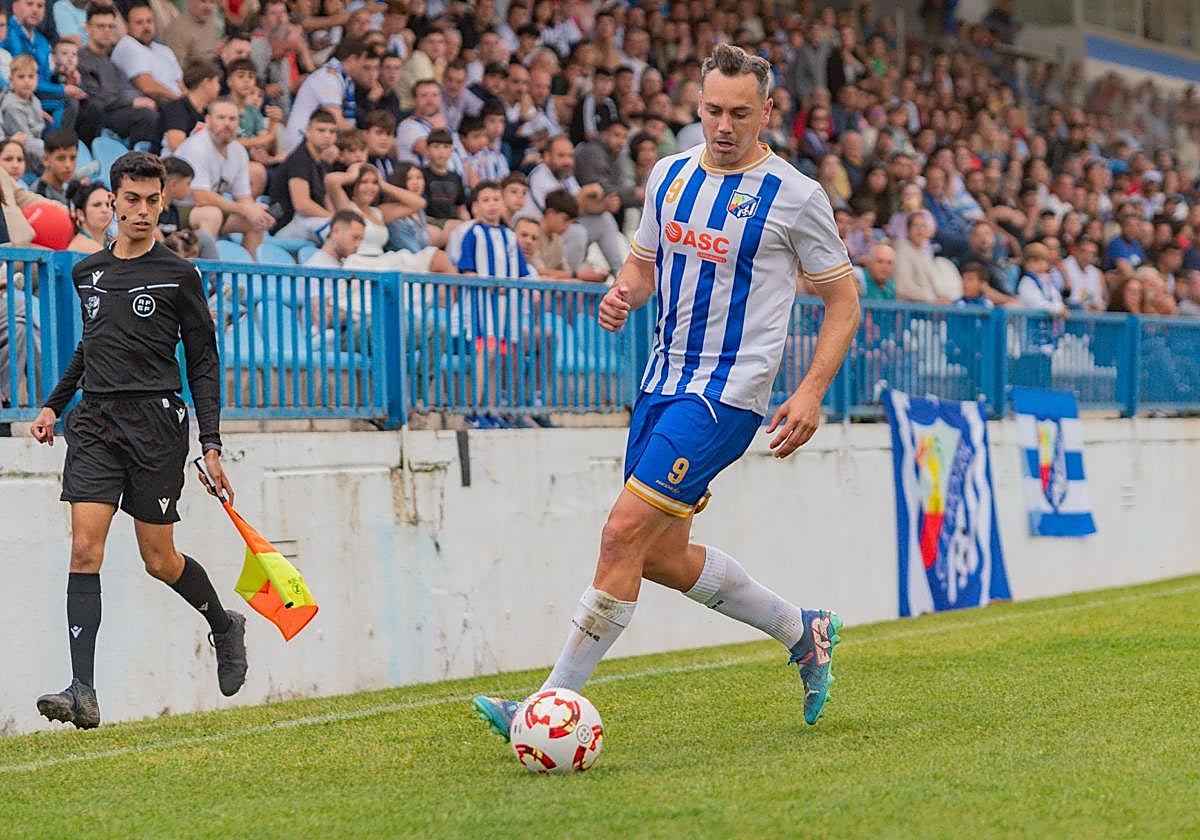El delantero Antonio López, durante un partido anterior en Motril.