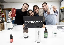 Los impulsores de CBDHome, en el laboratorio.
