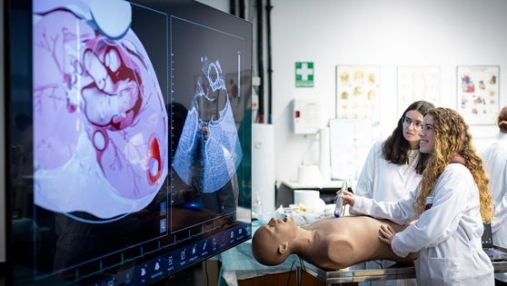 Dos alumnas de Medicina de la UGR realizan una ecografía con un ecógrafo de última generació