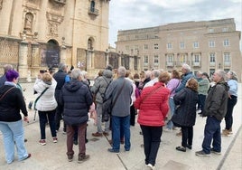 Grupo de turistas en la plaza de Santa María de la capital.