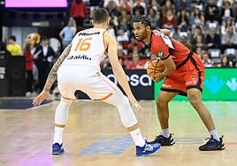 Sam Griffin (d), ante Jovic, del Valencia Basket.