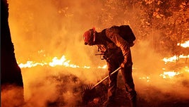Un bombero trabaja en la extinción de un incendio.