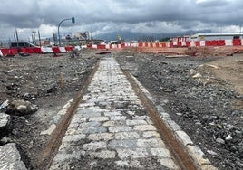 Vías del tranvía de la Vega aparecidas durante las obras de ampliación del metro en Churriana.