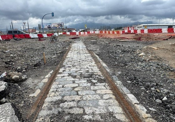 Vías del tranvía de la Vega aparecidas durante las obras de ampliación del metro en Churriana