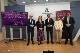 El delegado del Gobierno, Antonio Granados, ha presentado las distinciones al Mundo Cofrade.